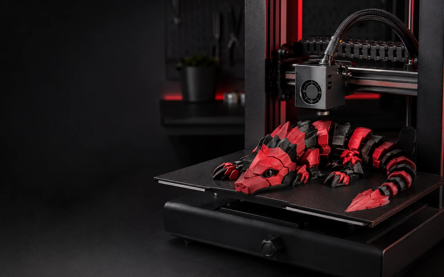 Illustration d’un dragon rouge et noir sur le plateau d’une imprimante 3D
